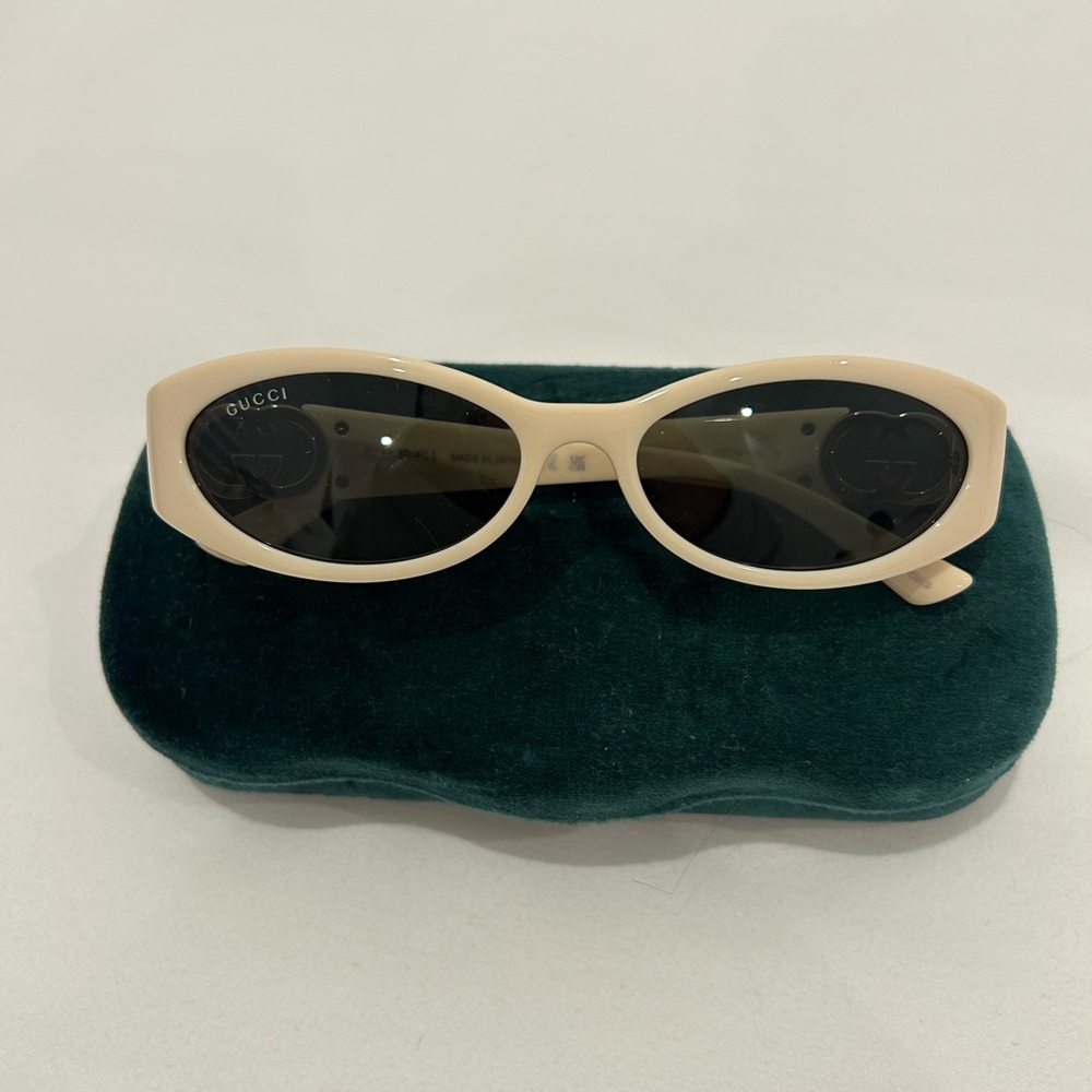 NWOT gucci hailey oval sunglasses in ivory